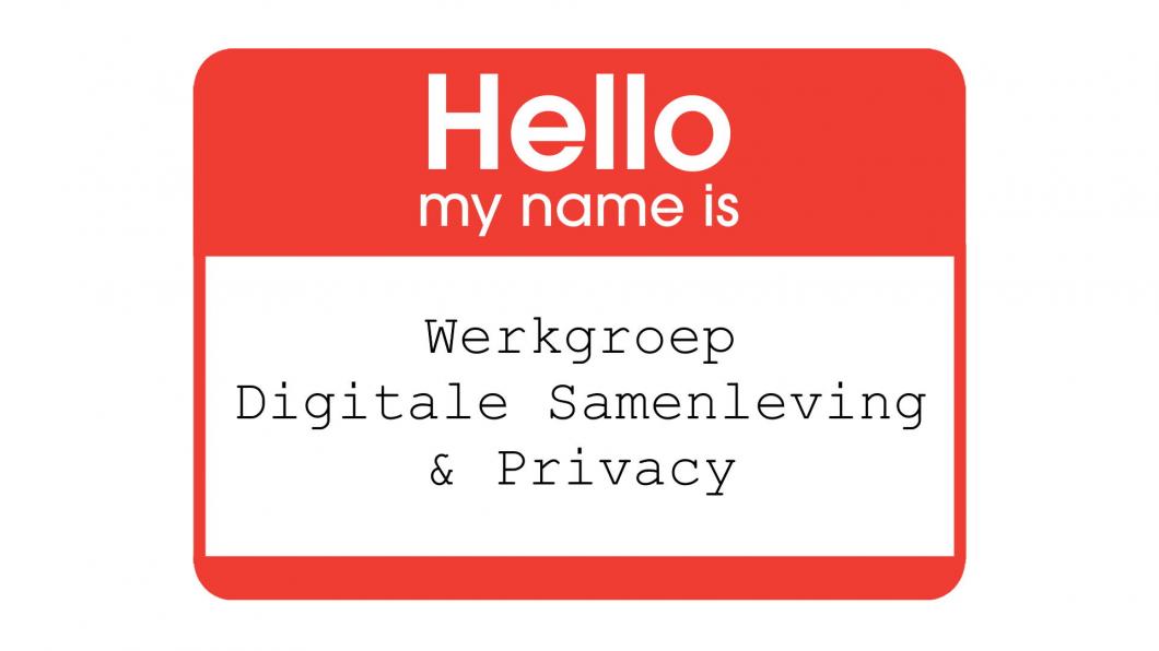 Een sticker met daarop: "Hello, my name is Werkgroep Digitale Samenleving & Privacy".