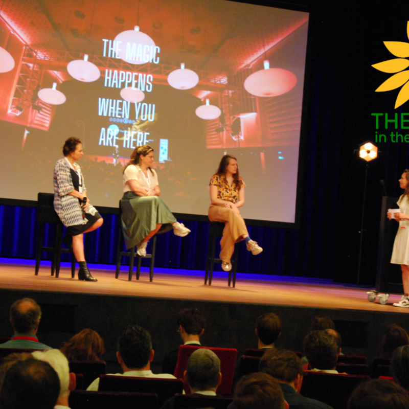 Foto van Summit 2025 met op het podium Kim van Sparrentak, Barbara Kathmann, Marleen Stikker, en dagvoorzitter Piek Knijff