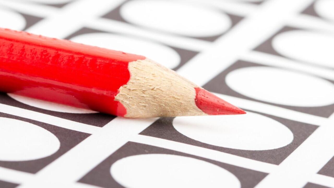 Foto van rood potlood op stemformulier